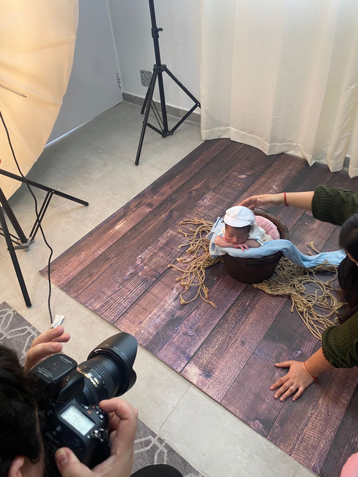 Sesión fotográfica de maternidad con luz dorada en estudio